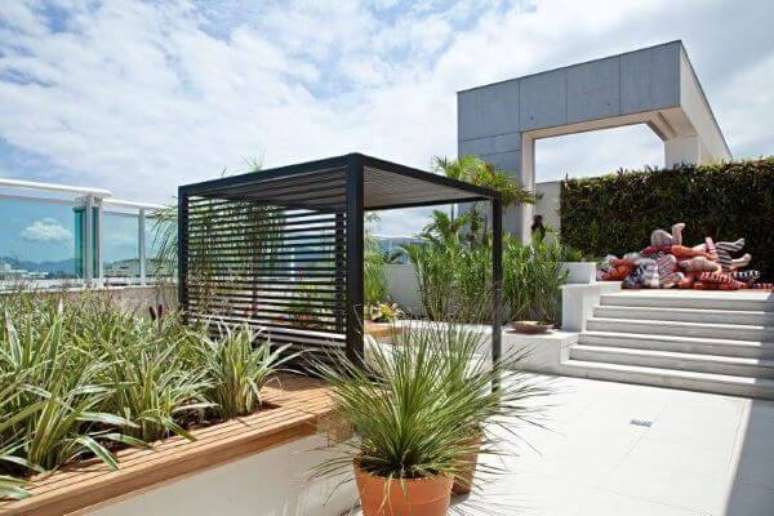 44. Terra&ccedil;o com pergolado de ferro &ndash; Foto Rodrigo Azevedo Fotografia