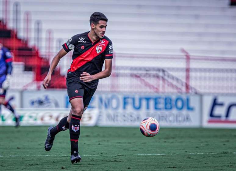 Oliveira, de 25 anos, será mais um reforço da Raposa para a defesa -(Divulgação/Atlético-GO)