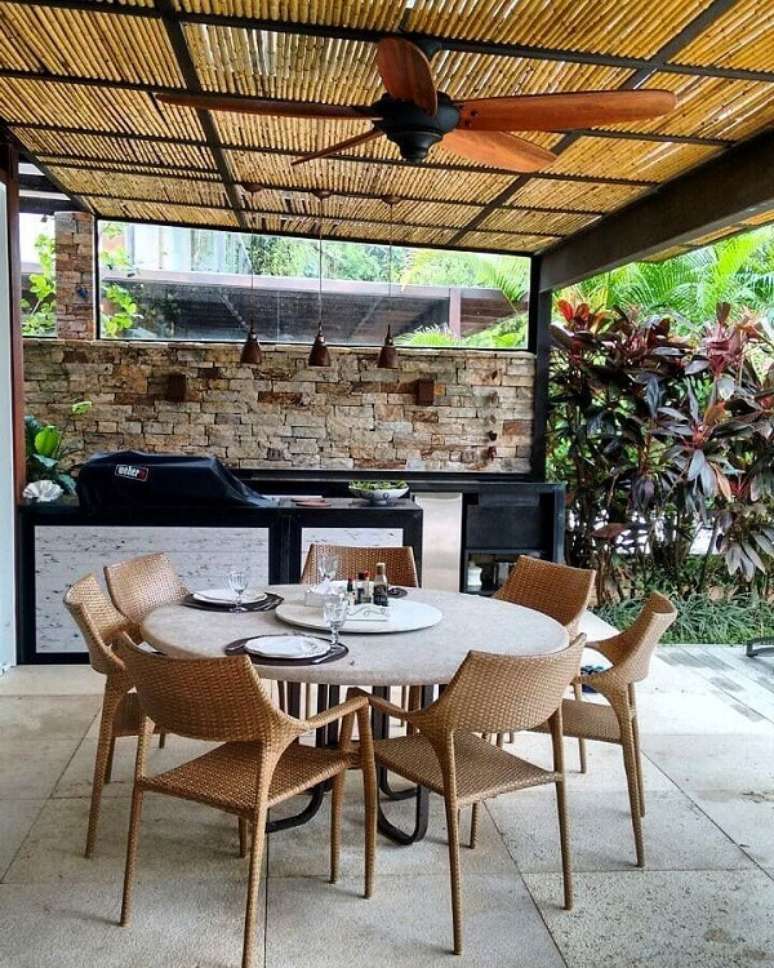 45. &Aacute;rea gourmet com pergolado de ferro &ndash; Foto Ambienta Arquitetura