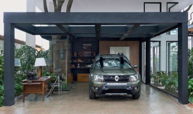 4. Casa com cer&acirc;mica para garagem e pergolado de ferro &ndash; Foto Decora Sandra