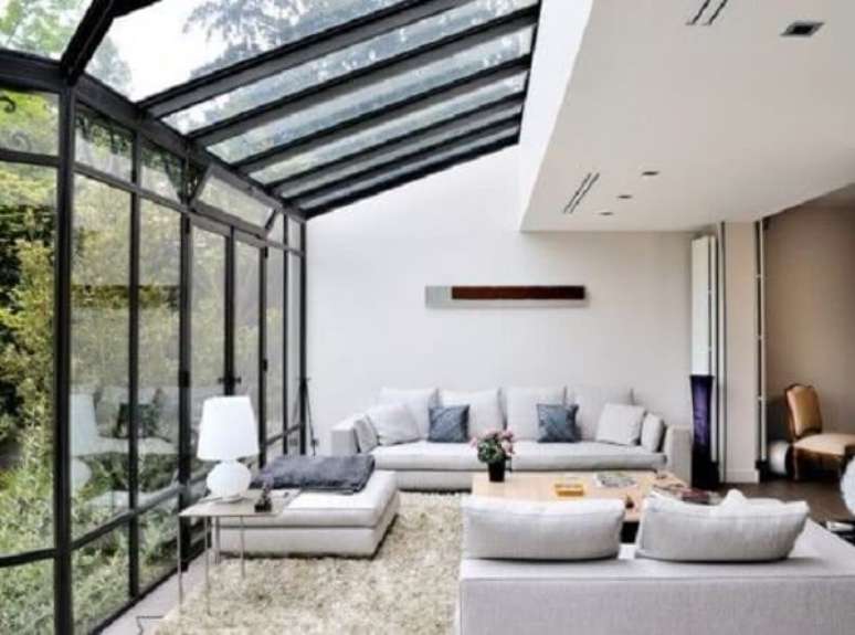 26. Pergolado de ferro com vidro para sala aconchegante &ndash; Foto VIminas