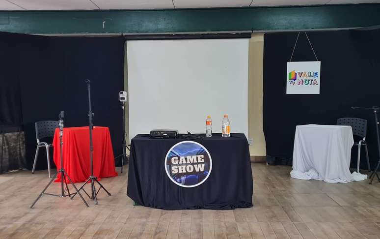 Estrutura organizada pela produ&ccedil;&atilde;o da TV Vale Nota antes de iniciar um Game Show @Guilherme Zacarias/Ag&ecirc;ncia Mural