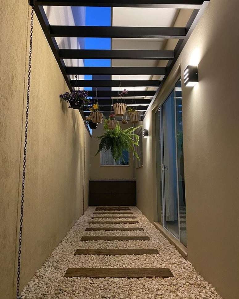 12. Jardim com pergolado de ferro preto &ndash; Foto Larrot Sandini