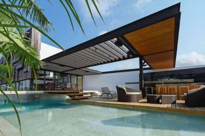 39. Piscina coberta por pergolado de ferro &ndash; Foto Archilovers