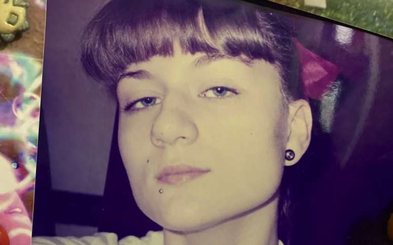 Heloisa diz que o h&aacute;bito de aumentar o l&oacute;bulo da orelha era quase um v&iacute;cio. Na foto, ela aparece com a orelha alargada ainda nos tempos de col&eacute;gio