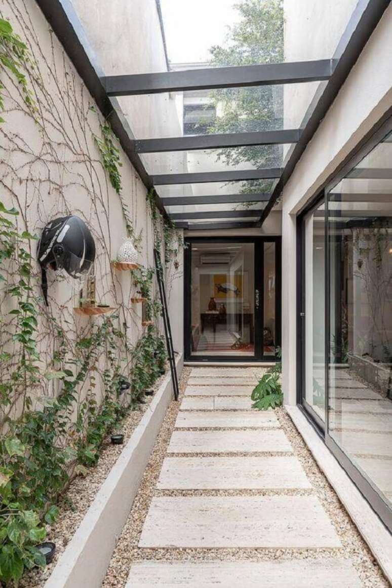 50. Corredor com pergolado de ferro e vidro &ndash; Foto Casa de Valentina