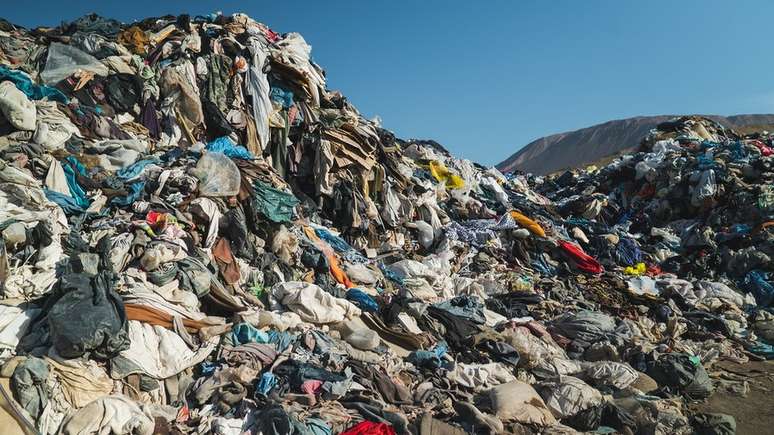 Grande parte da roupa abandonada no deserto está cheia de poliéster