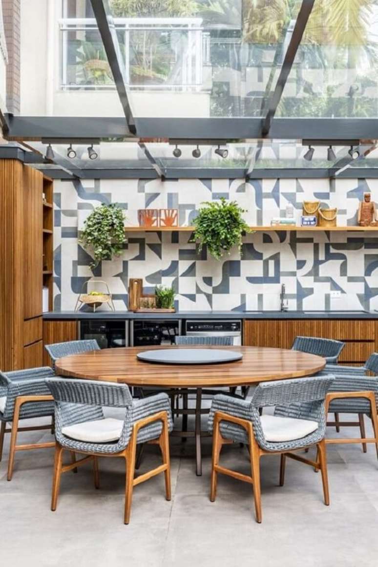 11. &Aacute;rea gourmet coberta por pergolado de vidro e ferro &ndash; Foto Casa Vogue