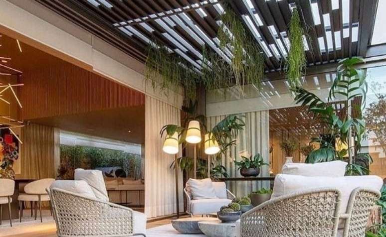 24. Pergolado de ferro com plantas na cobertura &ndash; Foto Tamiris Brandt