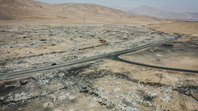 Em várias partes do deserto do Atacama se encontra roupa queimada