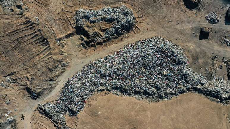 Calcula-se que 300 hectares do deserto do Atacama estejam cobertos por lixo