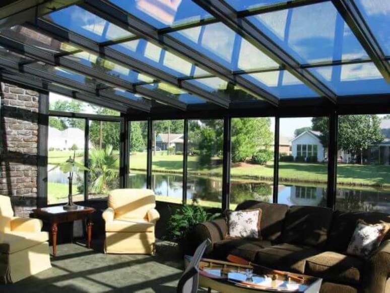 27. Pergolado de ferro e vidro para iluminar o espa&ccedil;o &ndash; Foto Total Construcao