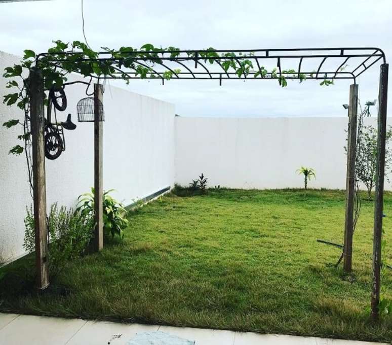 13. Jardim pequeno com pergolado de ferro &ndash; Foto Ana Caldatto