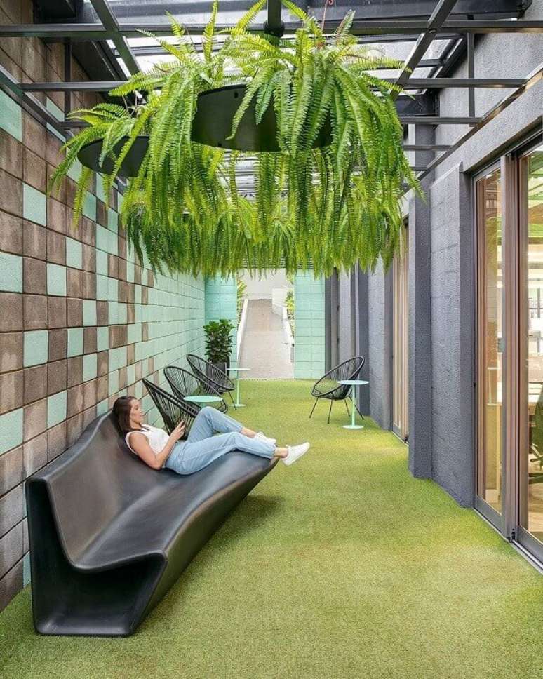 42. Quintal com pergolado de ferro o teto e plantas &ndash; Foto Fellipe Lima