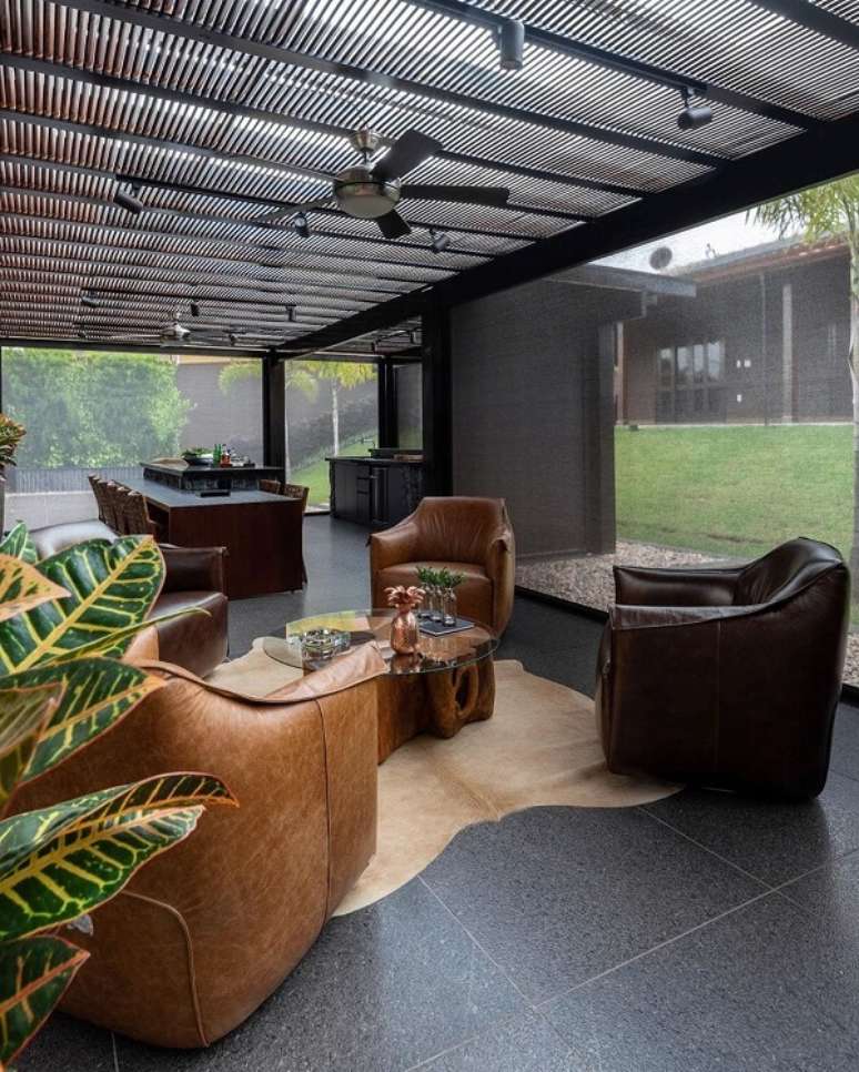 14. M&oacute;veis de couro no pergolado de ferro preto &ndash; Foto Favaro JR
