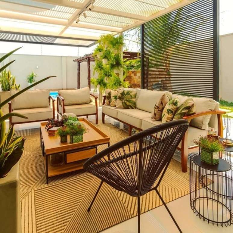 47. Casa com pergolado de ferro branco e preto &ndash; Foto Monica Nascimento