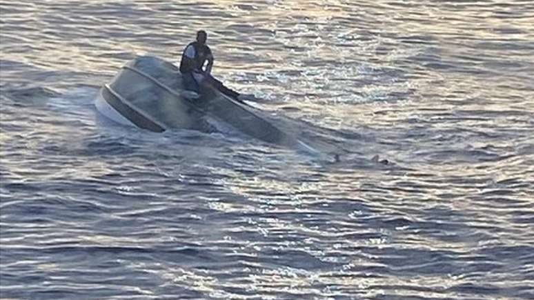 Juan Esteban Montoya, único sobrevivente de naufrágio, foi encontrado após passar horas à deriva