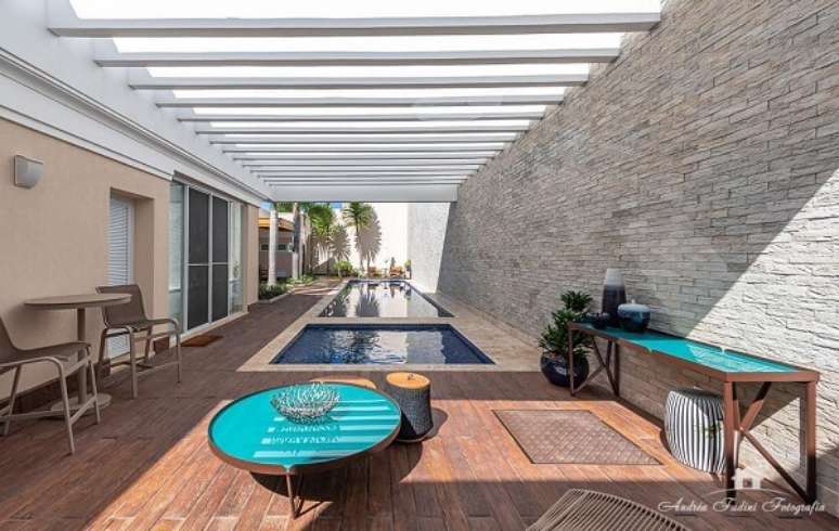 40. Piscina moderna com pergolado de ferro branco &ndash; Foto Andrea Castro Resende Fadini