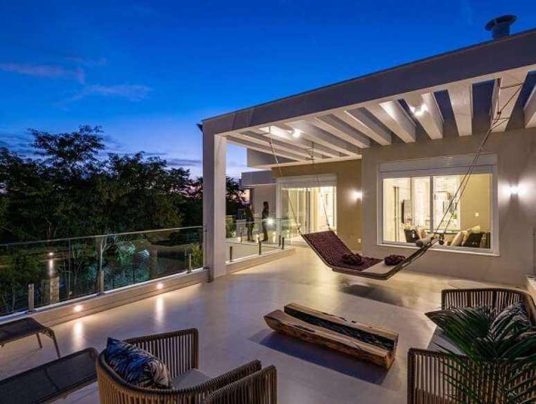 21. Pergolado de ferro com ilumina&ccedil;&atilde;o &ndash; Foto Favaro JR