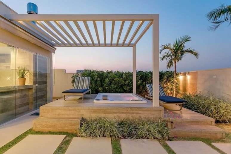 29. Pergolado de ferro na jacuzzi &ndash; Foto Fellipe Lima