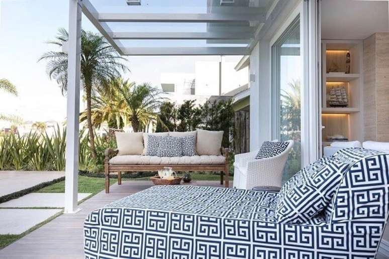 16. Pergolado de ferro branco para varanda moderna &ndash; Foto Stefani Arquitetura