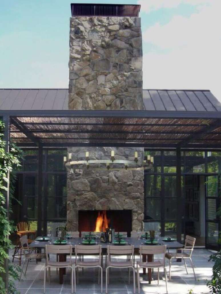 9. Pergolado de ferro com cobertura de bambu e decora&ccedil;&atilde;o moderna &ndash; Foto Casa Tres Chic