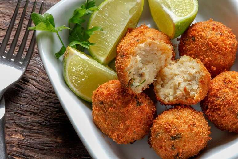 3. Dicas de como fazer bolinho de bacalhau tradicional &ndash; Foto: iStock