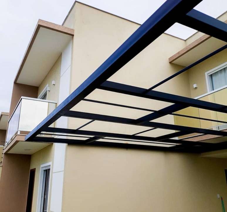 28. Pergolado de ferro na entrada de casa &ndash; Foto MAD