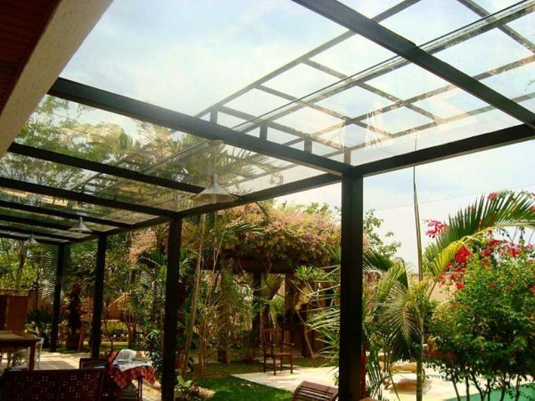 34. Pergolado de ferro preto com cobertura de vidro &ndash; Foto Sim Metais Design