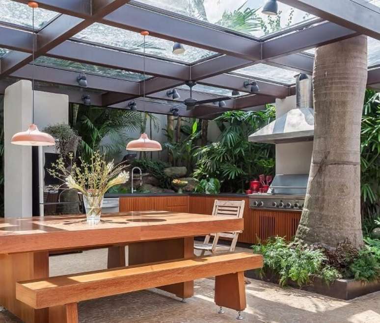 19. Pergolado de ferro com cobertura de vidro &ndash; Foto Tria Arquitetura