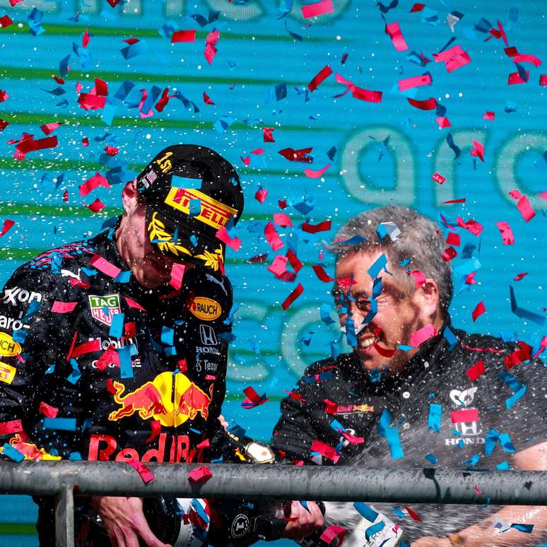 Masashi Yamamoto comemora com Verstappen no p&oacute;dio do GP dos EUA 