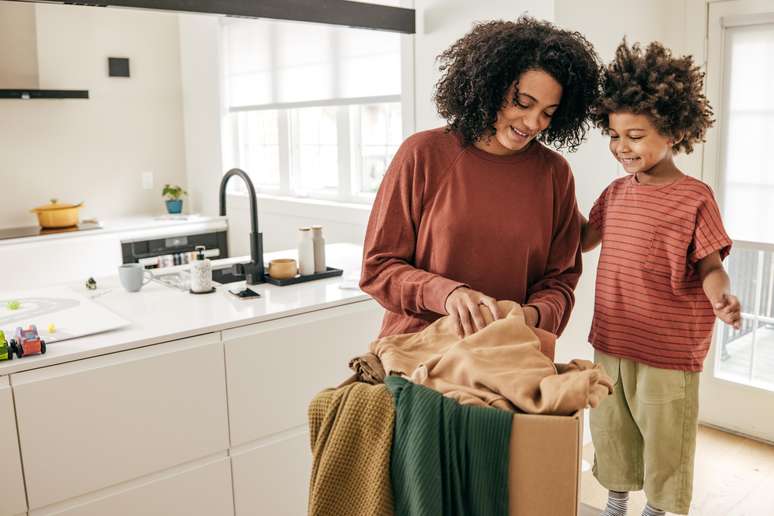 Mãe-separando-roupas-com-o-filho