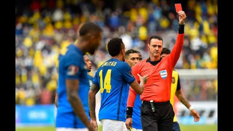 Wilmar Roldán foi o árbitro do jogo da última quinta-feira (Foto: RODRIGO BUENDIA / POOL / AFP)