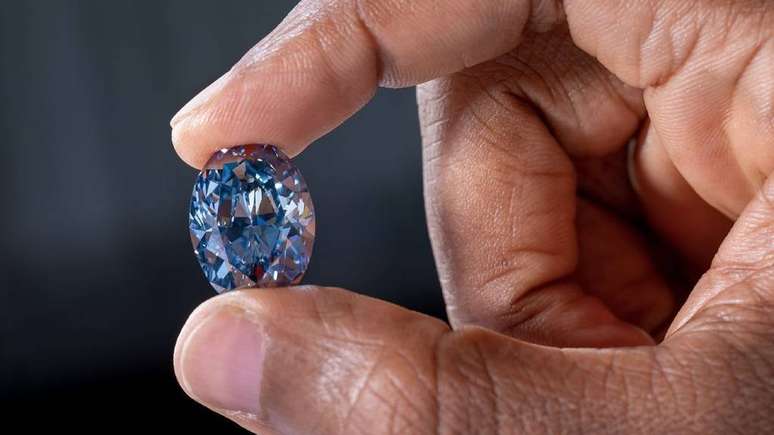 O Diamante Azul de Okavango é um diamante de "cor fantasia azul escuro" que pesa 20,46 quilates