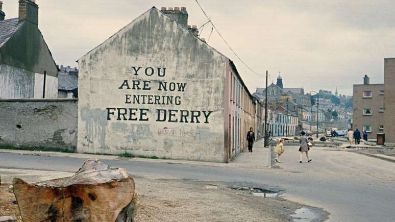 Muitos manifestantes marcharam em dire&ccedil;&atilde;o a Free Derry Corner