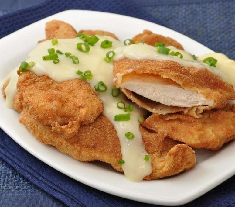 Frango à milanesa com molho de queijo (Reprodução / Guia Cozinha)