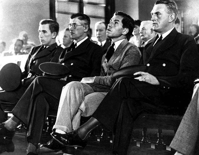 Lucky Luciano na sala do tribunal, entre dois guardas, durante seu julgamento em Nova York