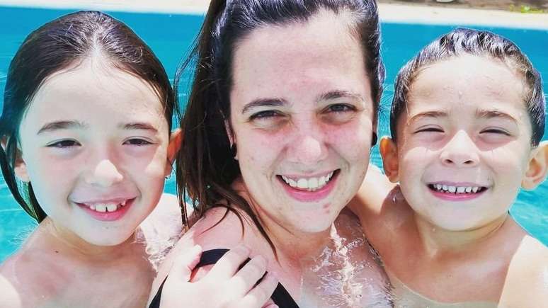 Mariana e os dois filhos, Vicente e Sebasti&atilde;o: 'Hoje em dia n&atilde;o des&ccedil;o do carro sem olhar pelo menos uma vez para o banco de tr&aacute;s'