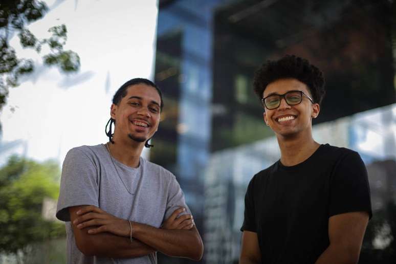 Gabriel Souza e&nbsp;Victor S&aacute;tiro&nbsp;criaram a Black Finance, projeto que forma gratuitamente jovens negros e perif&eacute;ricos para trabalhar no mercado financeiro.