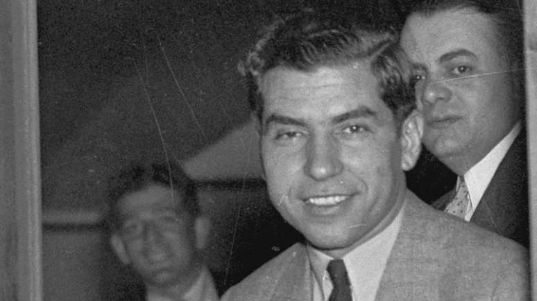 Charles Lucky Luciano nasceu em 1897 na Sicília (Itália), onde recebeu o nome de Salvatore Lucania. Ele morreu em Nápoles, também na Itália, em 1962