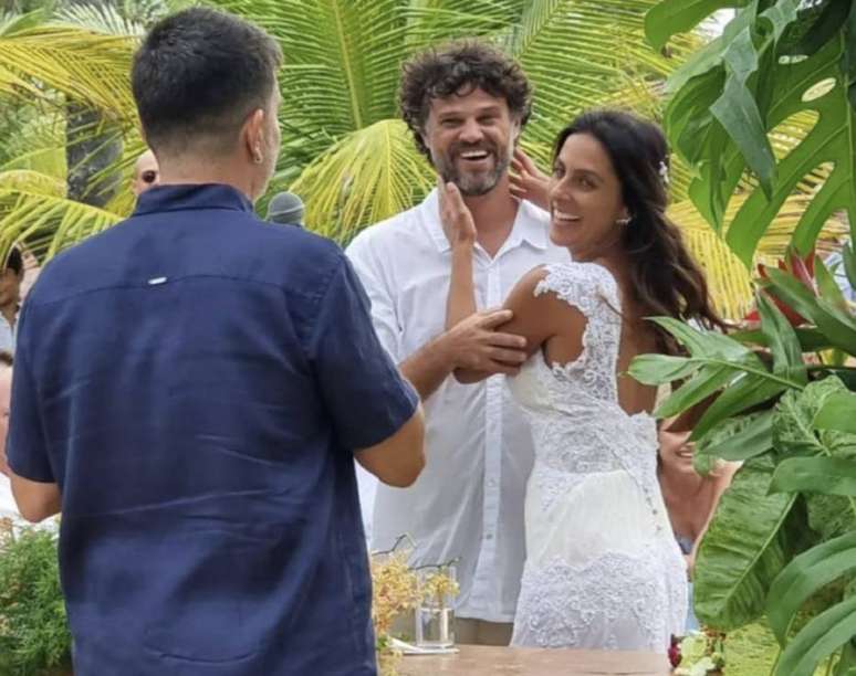 A jornalista Carol Barcellos e André Vianna se casam em Alagoas  