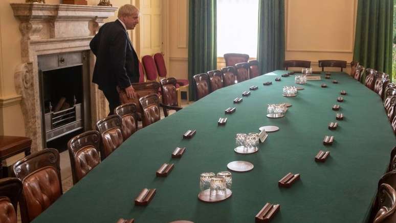 Boris Johnson no chamado Cabinet Room, em foto de 29 de julho de 2019, quando assumiu o poder; ali teria acontecido uma festa de aniversário para o premiê durante a pandemia