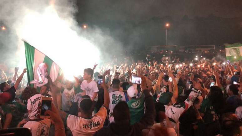 Torcida do Verdão incentivou time no aeroporto em embarques antes de viagens importantes (Foto: Acervo LANCE!)