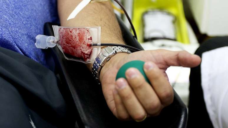 Pessoas que tiveram covid-19 têm de esperar dez dias após fim de sintomas para doar sangue