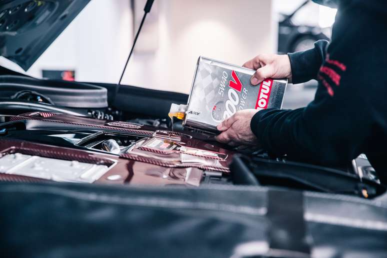 &Oacute;leo lubrificante: essencial para o carro