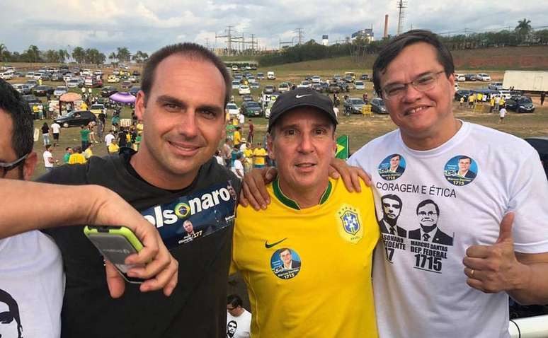 João José Tafner (centro) com Eduardo Bolsonaro e Marcus Dantas, em evento de apoio a Bolsonaro em 2018; Tafner foi nomeado corregedor da Receita Federal. 