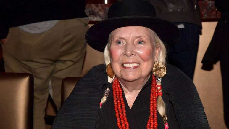 Joni Mitchell está entre os músicos que pedem que sua obra seja removida do Spotify por causa da desinformação