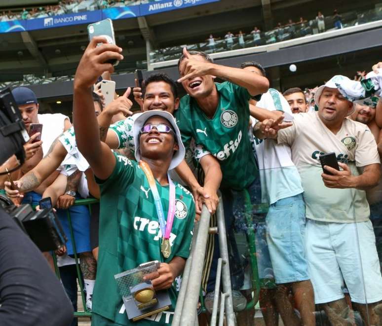 Endrick festeja o título da Copinha ao lado de torcedores, no Allianz Parque (Foto: Fabio Menotti/Palmeiras)