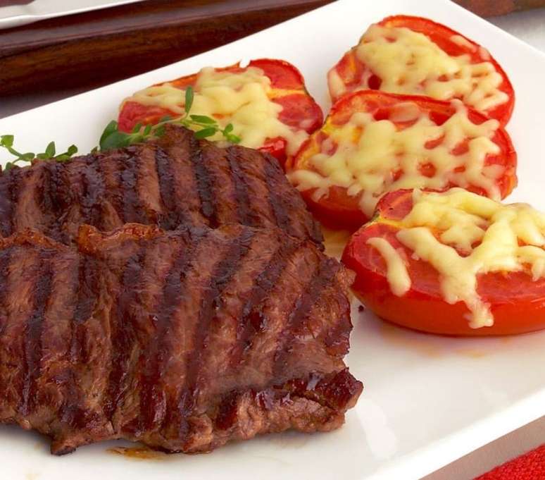 Contrafil&eacute; com tomate assado e mu&ccedil;arela (Reprodu&ccedil;&atilde;o / Guia Cozinha)