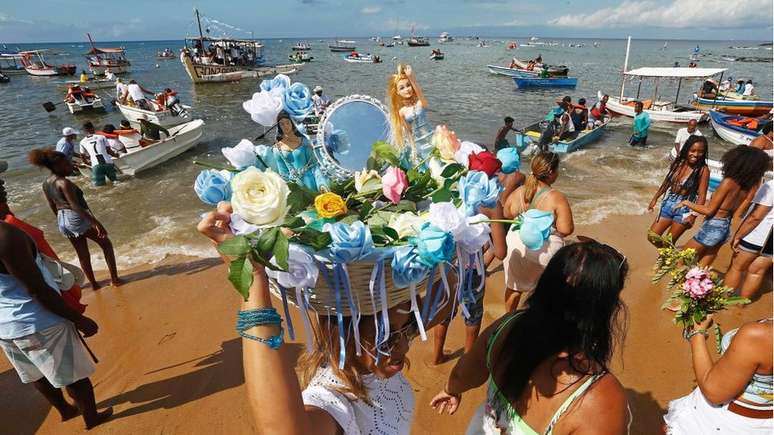 Homenagens a Iemanjá no Rio Vermelho, em Salvador